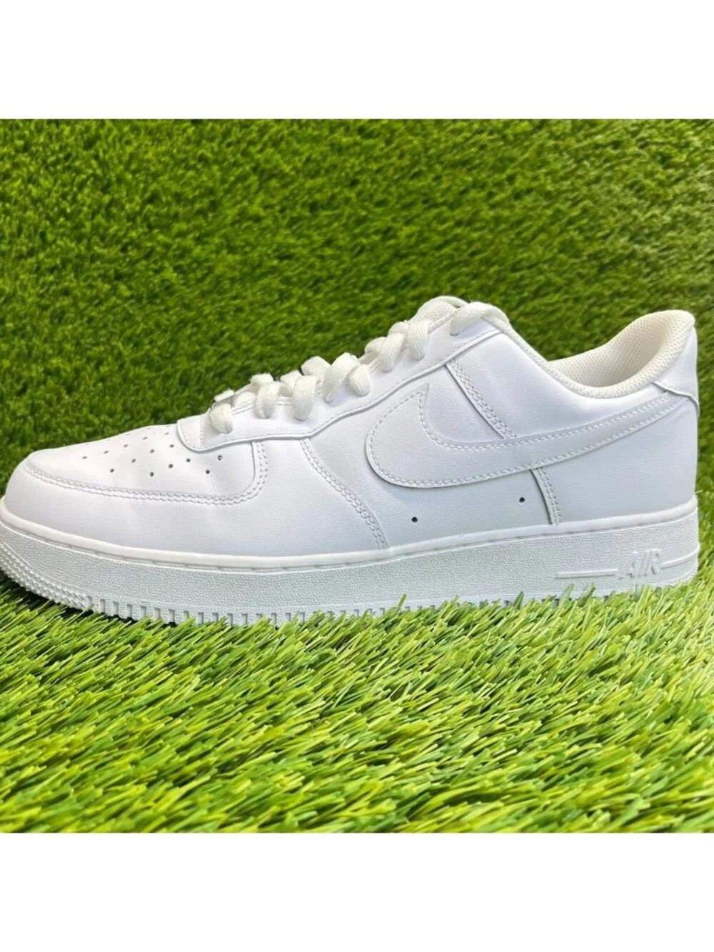 Nike Air Force 1 '07 Low Mens Size 11 White Athletic Lifestyle Shoes Sneakers